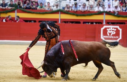 Morante de la Puebla dibuja un muletazo en la pasada feria de Granada.