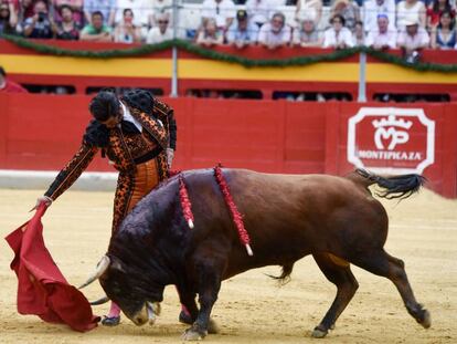 Morante de la Puebla dibuja un muletazo en la pasada feria de Granada.