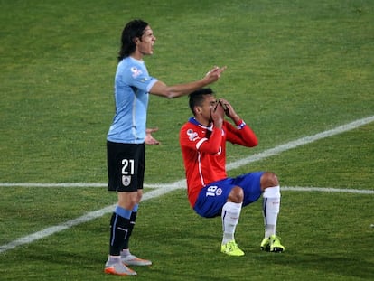 Cavani dizendo ao árbitro o que Jara havia feito.