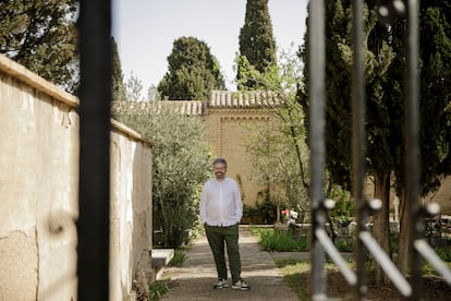 El escritor Sergio del Molino, en el cementerio alemán de Zaragoza.