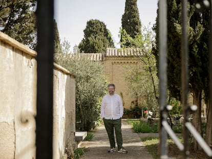 El escritor Sergio del Molino, en el cementerio alemán de Zaragoza.