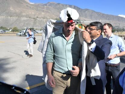En su visita al norte del país, el príncipe Guillermo ha sido vestido con la capa tradicional de la zona y el gorro de plumas, el chitrali, de la zona.