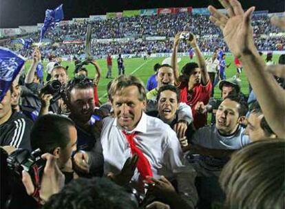 Schuster celebra la victoria rodeado de aficionados y fotógrafos.