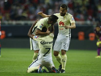 Los futbolistas de Am&eacute;rica celebran la victoria