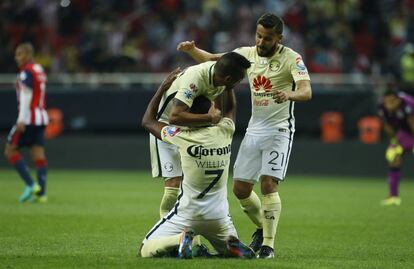 Los futbolistas de Am&eacute;rica celebran la victoria