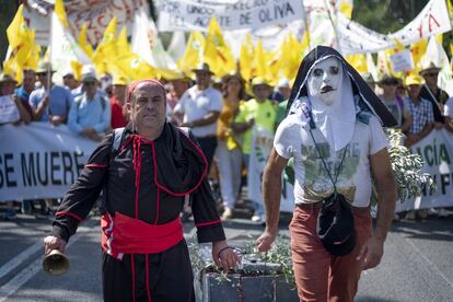 El secretario general de UPA-A ha reprochado que haya "una maniobra especulativa por intermediarios" frente a un sector "atomizado" que, a su juicio, necesita apoyo y medidas para concentrar la oferta.