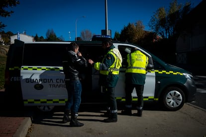 Un motorista se sometía a un control de drogas en Cebreros (Ávila) el pasado 15 de diciembre.