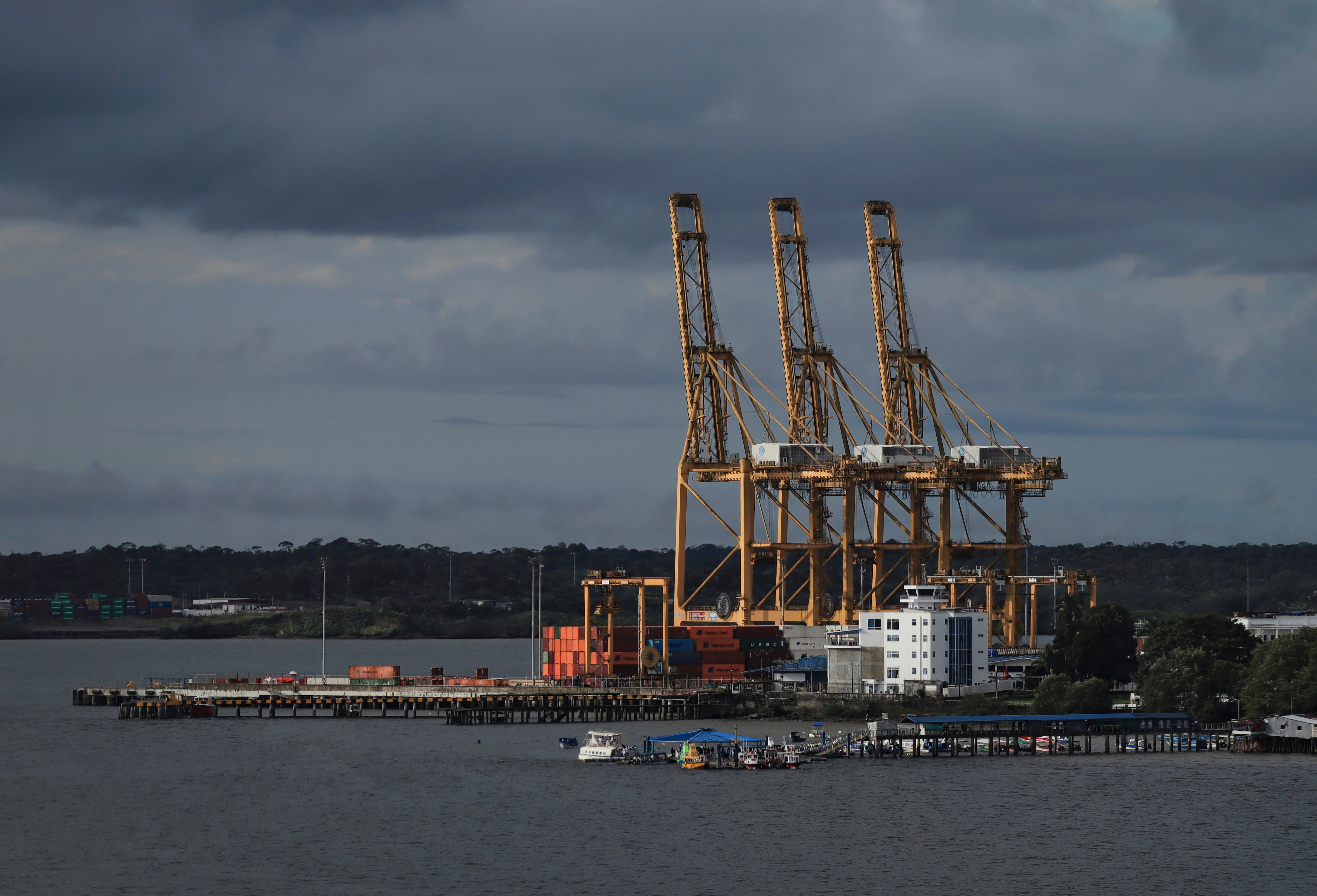 En el muelle 13 de Buenaventura los abogados reemplazan a los estibadores