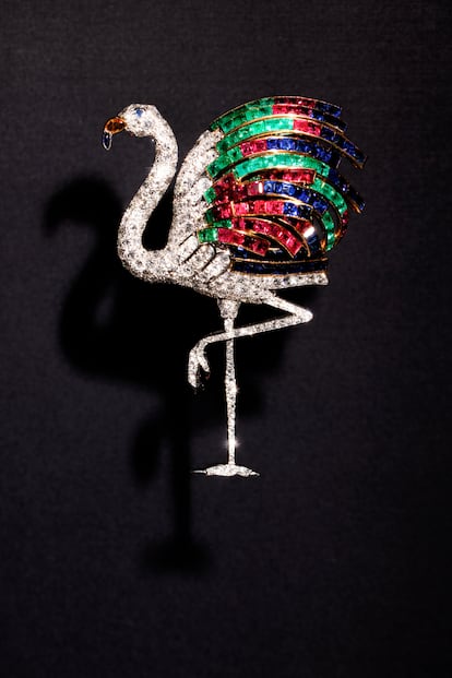 El broche con forma de flamenco que Jeanne Toussaint diseñó en 1940 para Wallis Simpson. Regalo de su marido, se cuenta en los mentideros que, para conseguir las piedras con las que hacerlo, el duque mandó desmontar cuatro brazaletes y un collar de su colección personal.