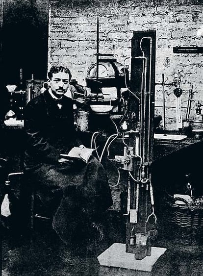 En 1909, Eugène Schueller fundó La Sociedad Francesa de Tintes Inofensivos, que en 1939 pasaría a llamarse L'Oréal.
Aquí aparece en su cocina, que hacía las veces de laboratorio.