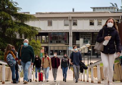  Estudiants al campus de la UAB. 