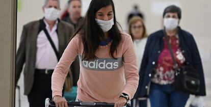 Viajeros llegan al aeropuerto de Madrid-Barajas