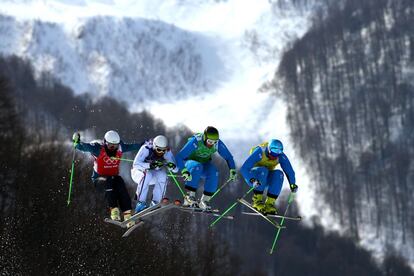 El alemán Thomas Fischer, el francés Arnaud Bovolenta, el canadiense Brady Leman y el sueco John Eklund compiten durante los cuartos de final de la prueba de esquí Cross masculino estilo libre.