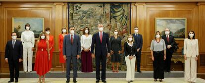 El rey Felipe VI y el presidente del Ejecutivo, Pedro Sánchez (en el centro), junto a los nuevos cargos del Gobierno.