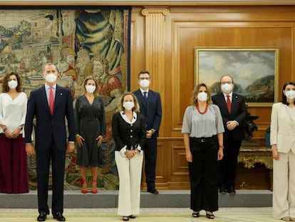 El rey Felipe VI y el presidente del Ejecutivo, Pedro Sánchez (en el centro), junto a los nuevos cargos del Gobierno. 
