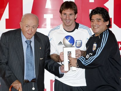 Lionel Messi, delantero del Barcelona e internacional argentino, recibe el premio Alfredo Di Stefano al mejor jugador del fútbol español en todas las competiciones, de manos del propio Alfredo y en presencia de Diego Armando Maradona.