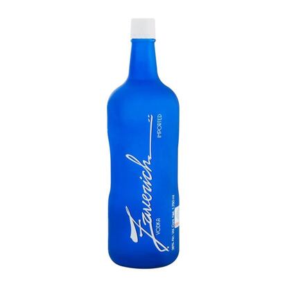 El Vodka Zaverich Premium se presenta en una botella azul, pero tiene un color cristalino. Llegado de Rusia, se percibe en aromas cítricos y dulces tanto en boca como en nariz. Precio: 110 euros.