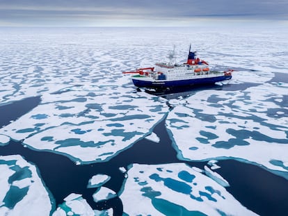 El rompehielos 'Polarstern' avanza a través del hielo ártico, la semana pasada.