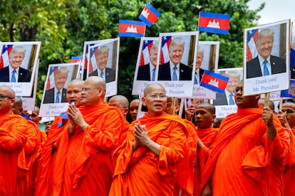 Unos monjes budistas con carteles de Trump, en una marcha por la paz, el pasado 10 de agosto en Nom Pen (Camboya).