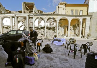 Una mujer bebe agua mientras se recupera después del terremoto de Amatrice (Italia). 