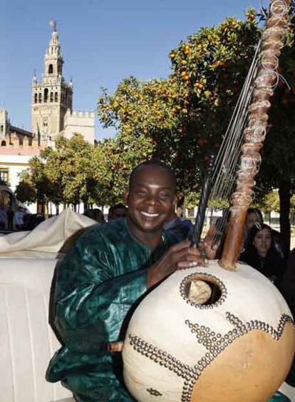 Toumani Diabaté a su llegada a Sevilla donde presentó su nuevo disco.