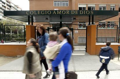 Varias madres y alumnos, ante la puerta del colegio Amor de Dios de Alcorcón.