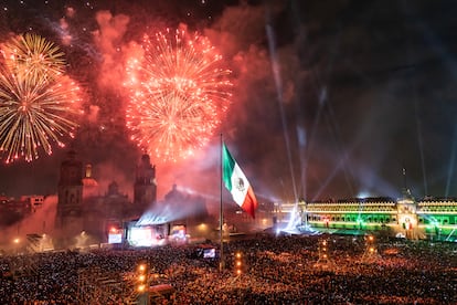 Vista panorámica del Zócalo con el espectáculo de fuegos artificiales para conmemorar el 213 aniversario del inicio de la Guerra de Independencia en Ciudad de México el día 15 de septiembre de 2023. 

