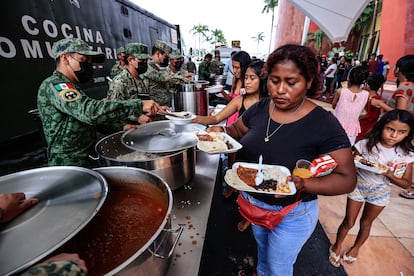 Soldados del Ejército mexicano reparten comida a personas afectadas por el huracán, en Acapulco.