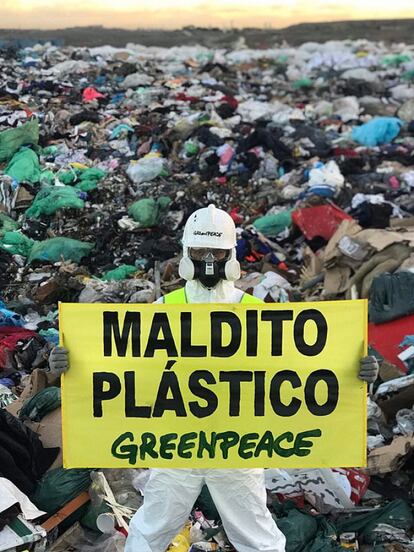 Los miembros de Greenpeace han desplegado una pancarta gigante de 30 metros de ancho con el lema “Maldito plástico”. Este letrero, según la organización, está hecho con un tejido de nailon llamado ripstop. Y les ha servido para denunciar que algunas empresas productoras y distribuidoras de este material no lo reciclan.