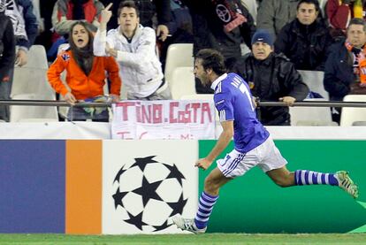 Raúl corre por Mestalla para festejar el tanto conseguido ante el Valencia.