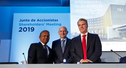 De izquierda a derecha, Dillip Rajakarier, consejero delegado de Minor Hotels; Ramón Aragonés, consejero delegado de NH, y Alfredo Fernández Agrás, presidente del Consejo de Administración de NH.