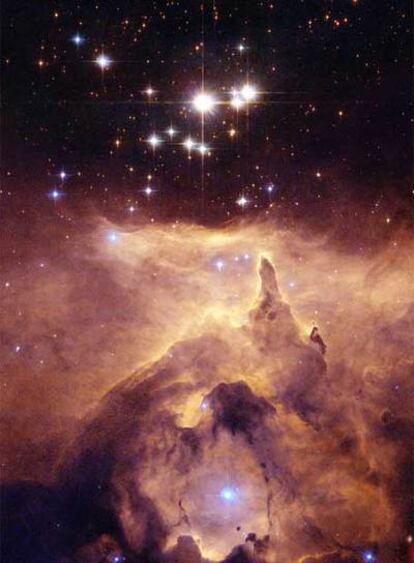Cúmulo estelar Pismis 24 (arriba), que contiene la estrella doble.