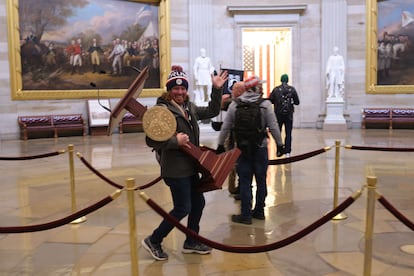 Um dos seguidores de Trump, durante o assalto ao Capitólio. 