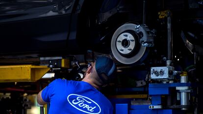 Un trabajador de la planta de Ford Almussafes (Valencia).