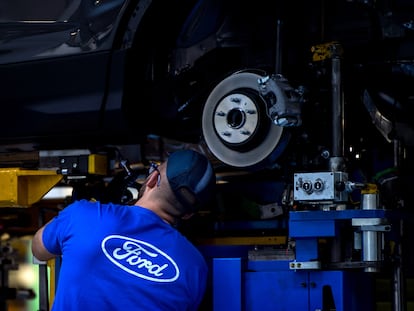 Un trabajador de la planta de Ford Almussafes (Valencia).