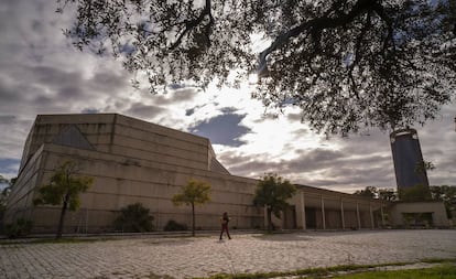 Exterior del pabellón del Siglo XV, en la Cartuja, que se rehabilitará para ampliar el Centro de Arte Contemporáneo de Sevilla.