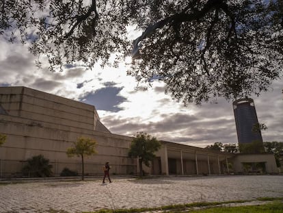 Exterior del pabellón del Siglo XV, en la Cartuja, que se rehabilitará para ampliar el Centro de Arte Contemporáneo de Sevilla.