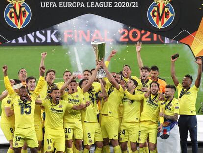 Los jugadores del Villarreal celebran su victoria en la final de la UEFA Liga Europa que disputaron el miércoles frente al Manchester United.