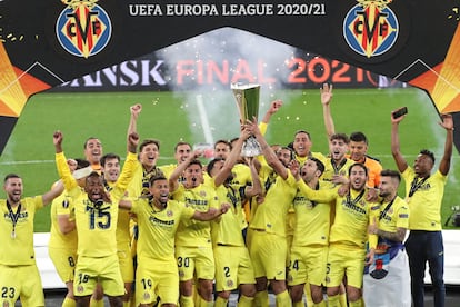 Los jugadores del Villarreal celebran su victoria en la final de la UEFA Liga Europa que disputaron el miércoles frente al Manchester United.