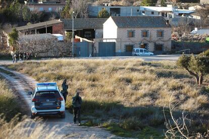 Agentes de la Guardia Civil, cerca de la casa donde se atrincheró un hombre de 43 años y con problemas psiquiátricos en Fuentes de Ebro (Aragón), tras matar a su madre, en 2019. 