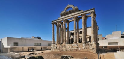 El templo de Diana de Mérida en su nuevo marco urbanístico, obra del arquitecto José María Sánchez García.