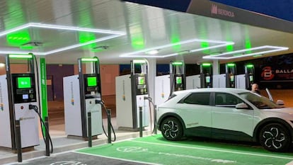 Un coche eléctrico en una electrolinera de Iberdrola.