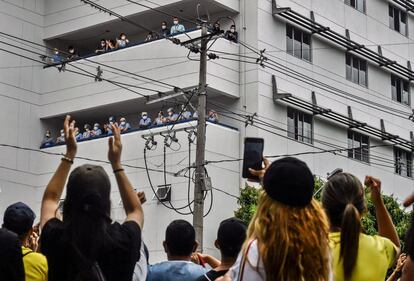 Personal sanitario aplaude a los manifestantes que participan en la protesta contra la reforma fiscal presentada por el Gobierno al Congreso, en Medellín (Colombia). Las marchas dejaron dos muertos, 26 detenidos y 44 policías heridos, así como cuantiosos daños materiales por acciones vandálicas.