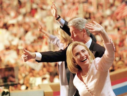 Hilarry Clinton saluda a los asistentes a la Convención Demócrata de 1996 en Chicago, justo después del discurso de aceptación de Bill Clinton como candidato a la Casa Blanca.