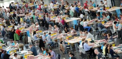 Agentes eleitorais se preparam para a contagem de votos enviados pelo correio nas eleições europeias em Munique (Alemanha).