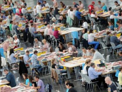 Agentes electorales se preparan para el recuento del voto por correo en las elecciones europeas en M&uacute;nich (Alemania).