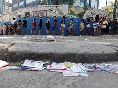 Eleitores votam no Complexo do Alemão, no Rio de Janeiro, neste domingo.