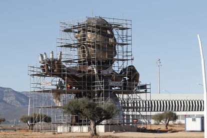 Escultura inspirada en Carlos Fabra que se construye en el aeropuerto de Castellón.