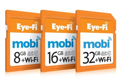 Eye-fi, una tarjeta de memoria SD que se conecta a redes wifi para pasar los archivos al móvil, tableta u ordenador sin tener que sacar de la cámara o usar cables. Cómoda y práctica. El precio depende de la capacidad: 41, 99 euros la de 8 gigas, 61,99 la de 16, y 81,99 la de 32 gigas.