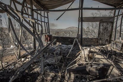 El interior de una casa consumida por el incendio en el rancho La Hacienda, el 29 de junio.
